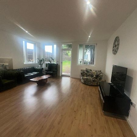 North London A Spacious 7 Bedroom House Accommodating Up To 18 People Complete With Own Gym And Table Tennis מראה חיצוני תמונה