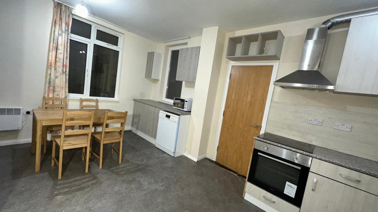 North London A Spacious 7 Bedroom House Accommodating Up To 18 People Complete With Own Gym And Table Tennis מראה חיצוני תמונה
