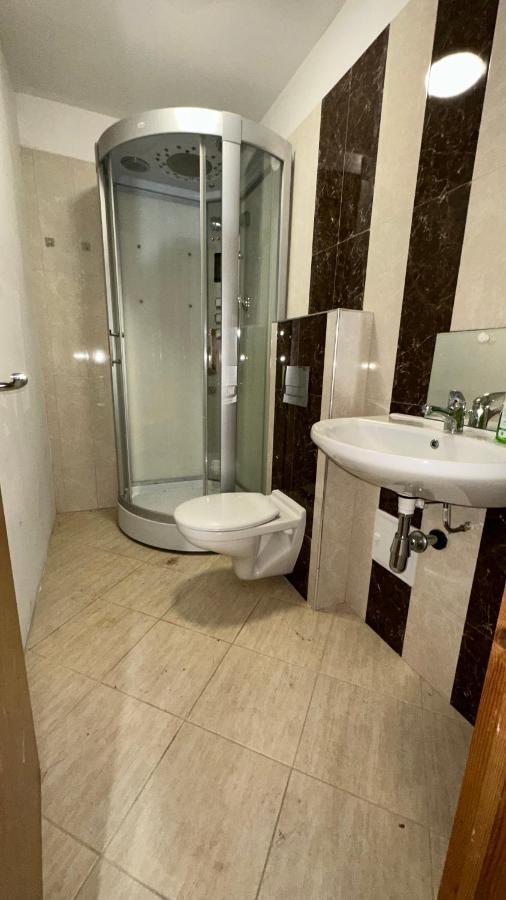 North London A Spacious 7 Bedroom House Accommodating Up To 18 People Complete With Own Gym And Table Tennis מראה חיצוני תמונה