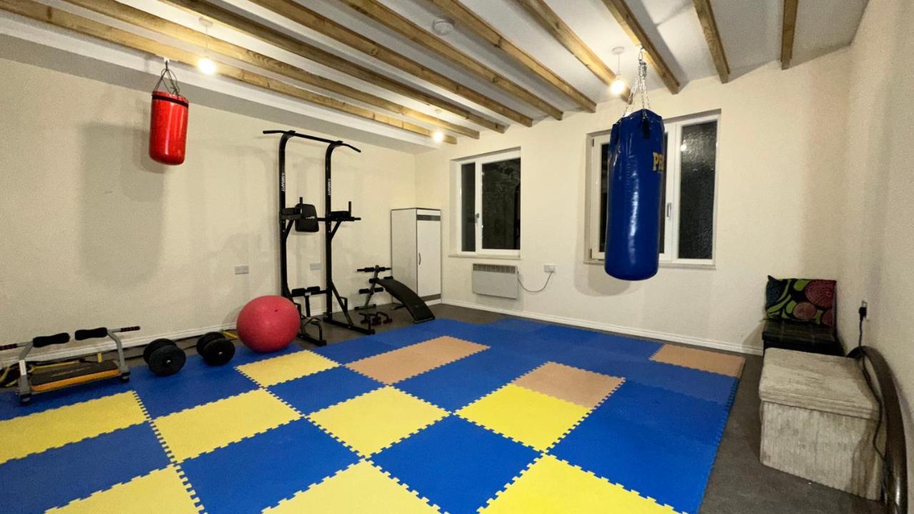 North London A Spacious 7 Bedroom House Accommodating Up To 18 People Complete With Own Gym And Table Tennis מראה חיצוני תמונה