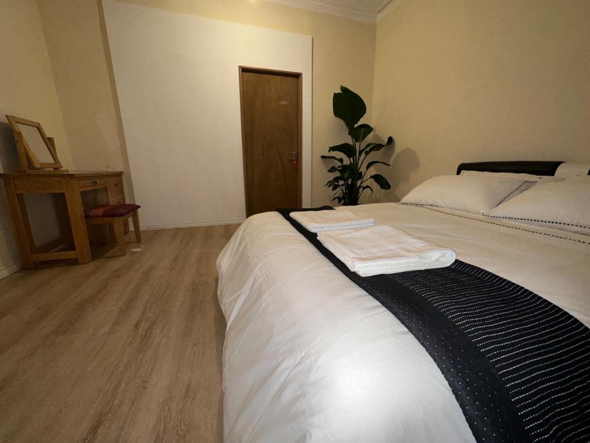 North London A Spacious 7 Bedroom House Accommodating Up To 18 People Complete With Own Gym And Table Tennis מראה חיצוני תמונה