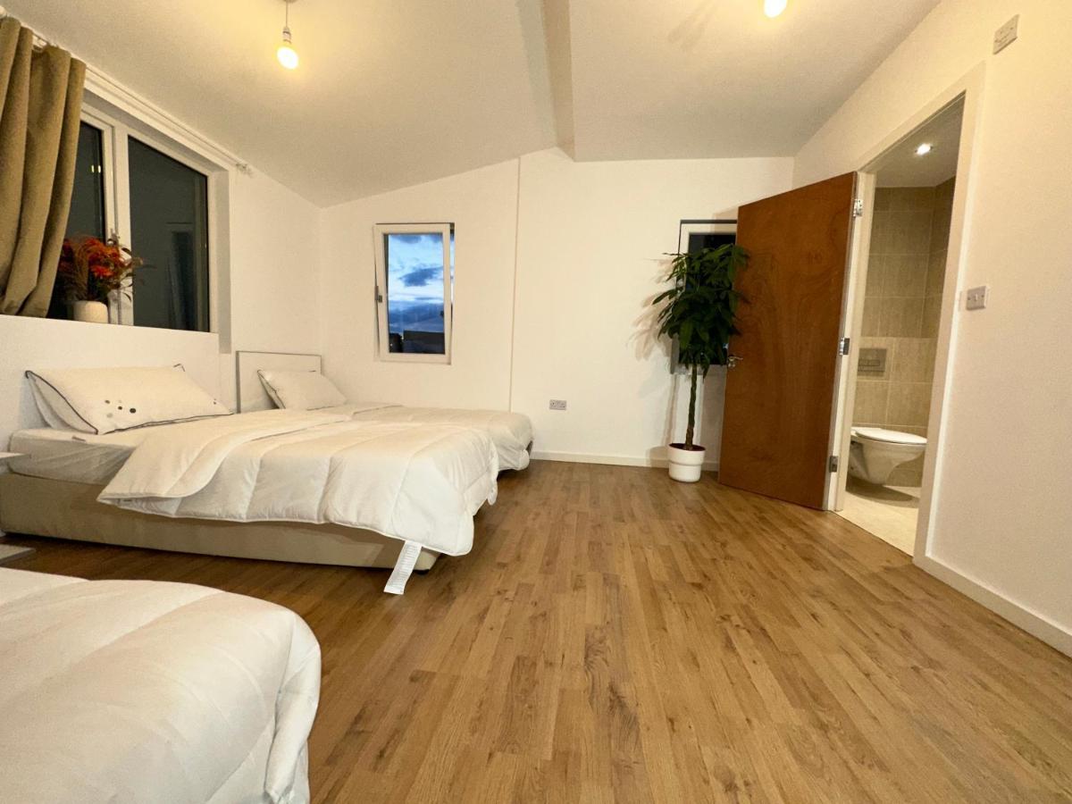 North London A Spacious 7 Bedroom House Accommodating Up To 18 People Complete With Own Gym And Table Tennis מראה חיצוני תמונה