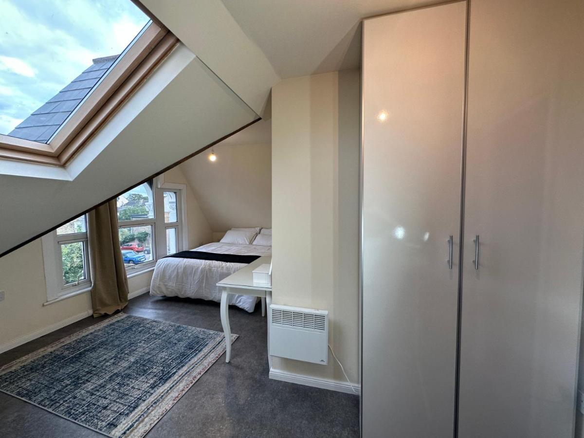 North London A Spacious 7 Bedroom House Accommodating Up To 18 People Complete With Own Gym And Table Tennis מראה חיצוני תמונה