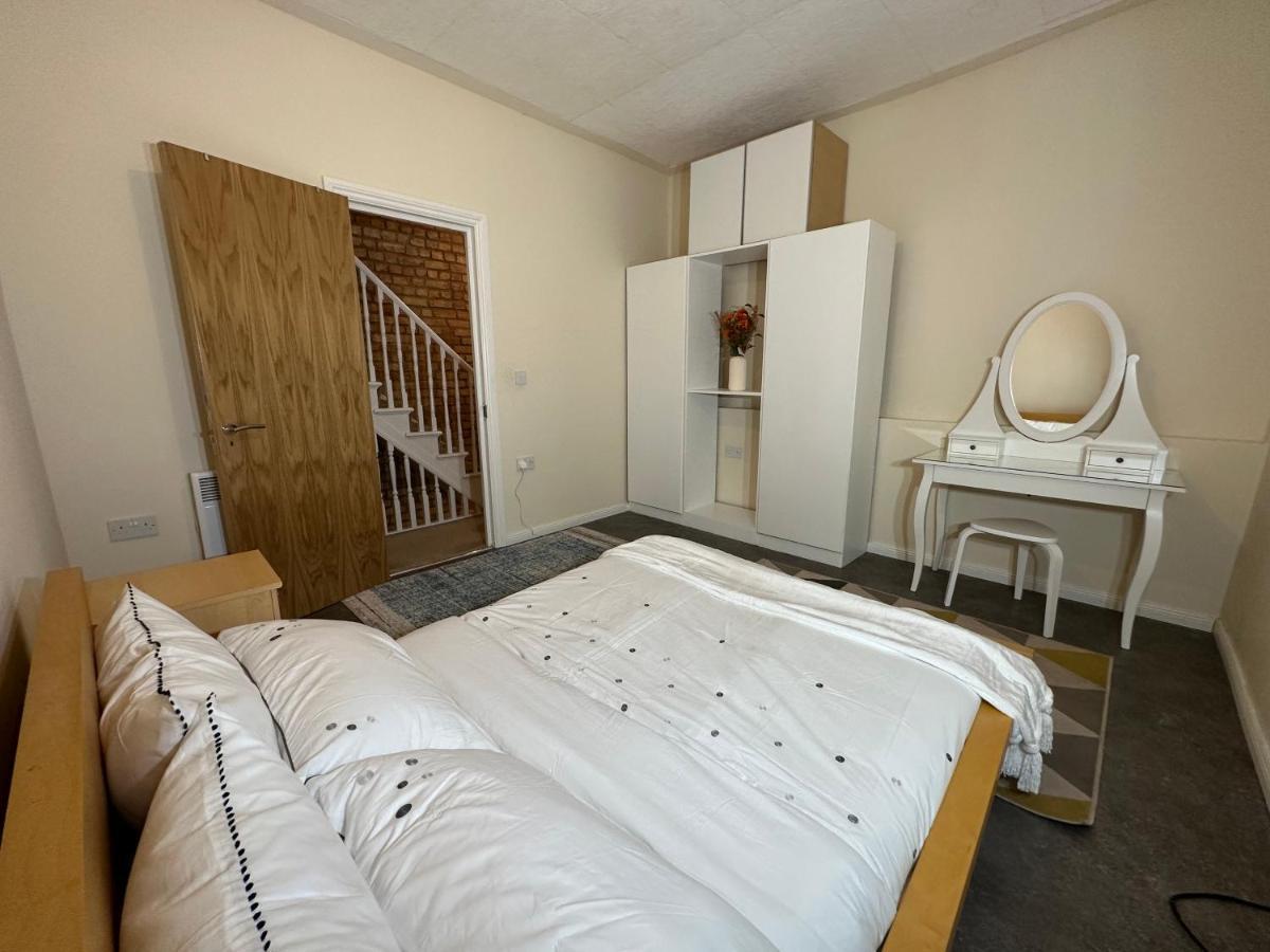 North London A Spacious 7 Bedroom House Accommodating Up To 18 People Complete With Own Gym And Table Tennis מראה חיצוני תמונה