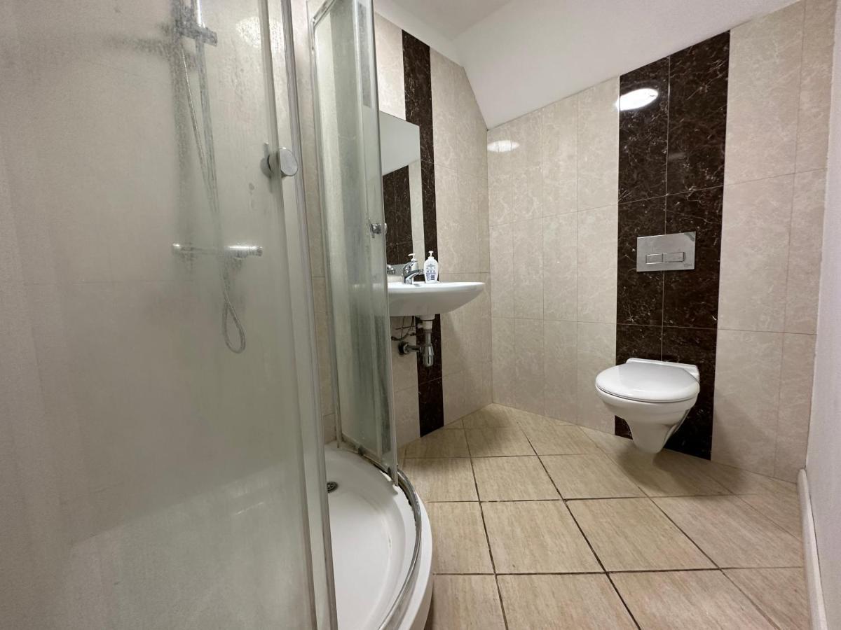 North London A Spacious 7 Bedroom House Accommodating Up To 18 People Complete With Own Gym And Table Tennis מראה חיצוני תמונה
