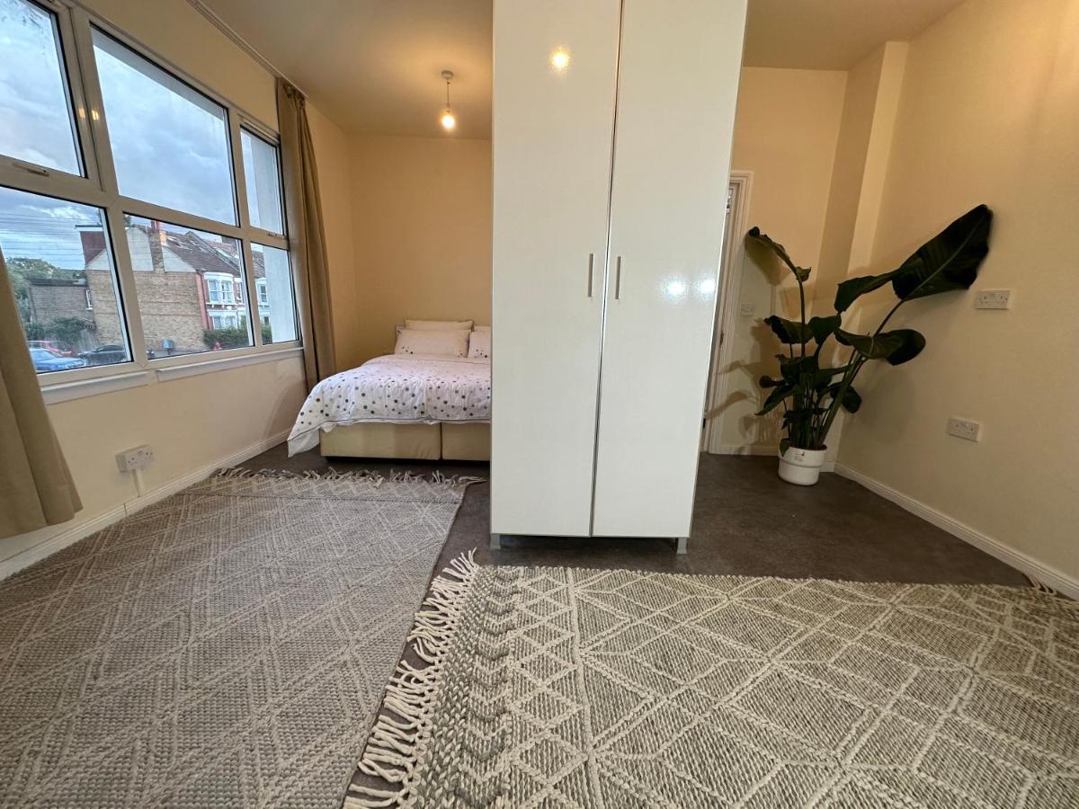 North London A Spacious 7 Bedroom House Accommodating Up To 18 People Complete With Own Gym And Table Tennis מראה חיצוני תמונה