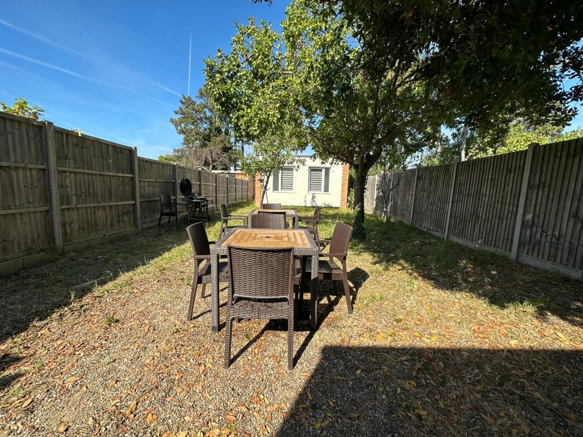 North London A Spacious 7 Bedroom House Accommodating Up To 18 People Complete With Own Gym And Table Tennis מראה חיצוני תמונה