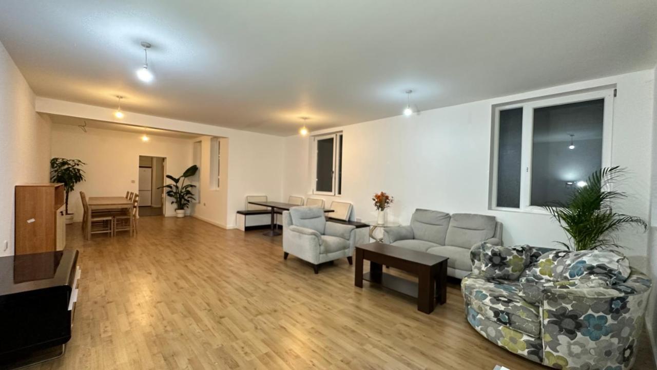 North London A Spacious 7 Bedroom House Accommodating Up To 18 People Complete With Own Gym And Table Tennis מראה חיצוני תמונה