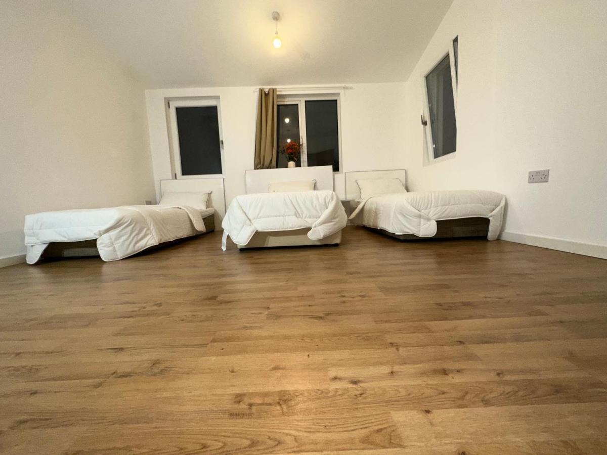 North London A Spacious 7 Bedroom House Accommodating Up To 18 People Complete With Own Gym And Table Tennis מראה חיצוני תמונה