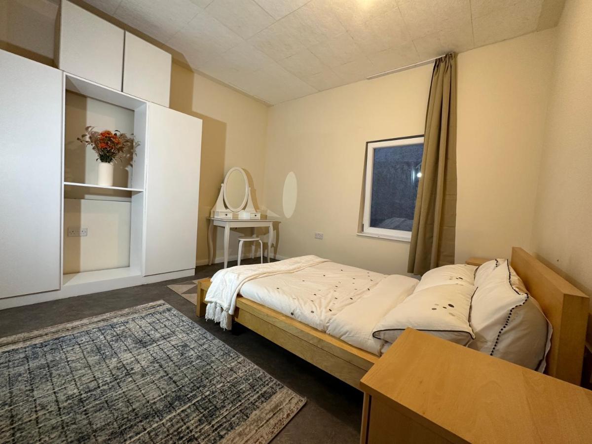 North London A Spacious 7 Bedroom House Accommodating Up To 18 People Complete With Own Gym And Table Tennis מראה חיצוני תמונה