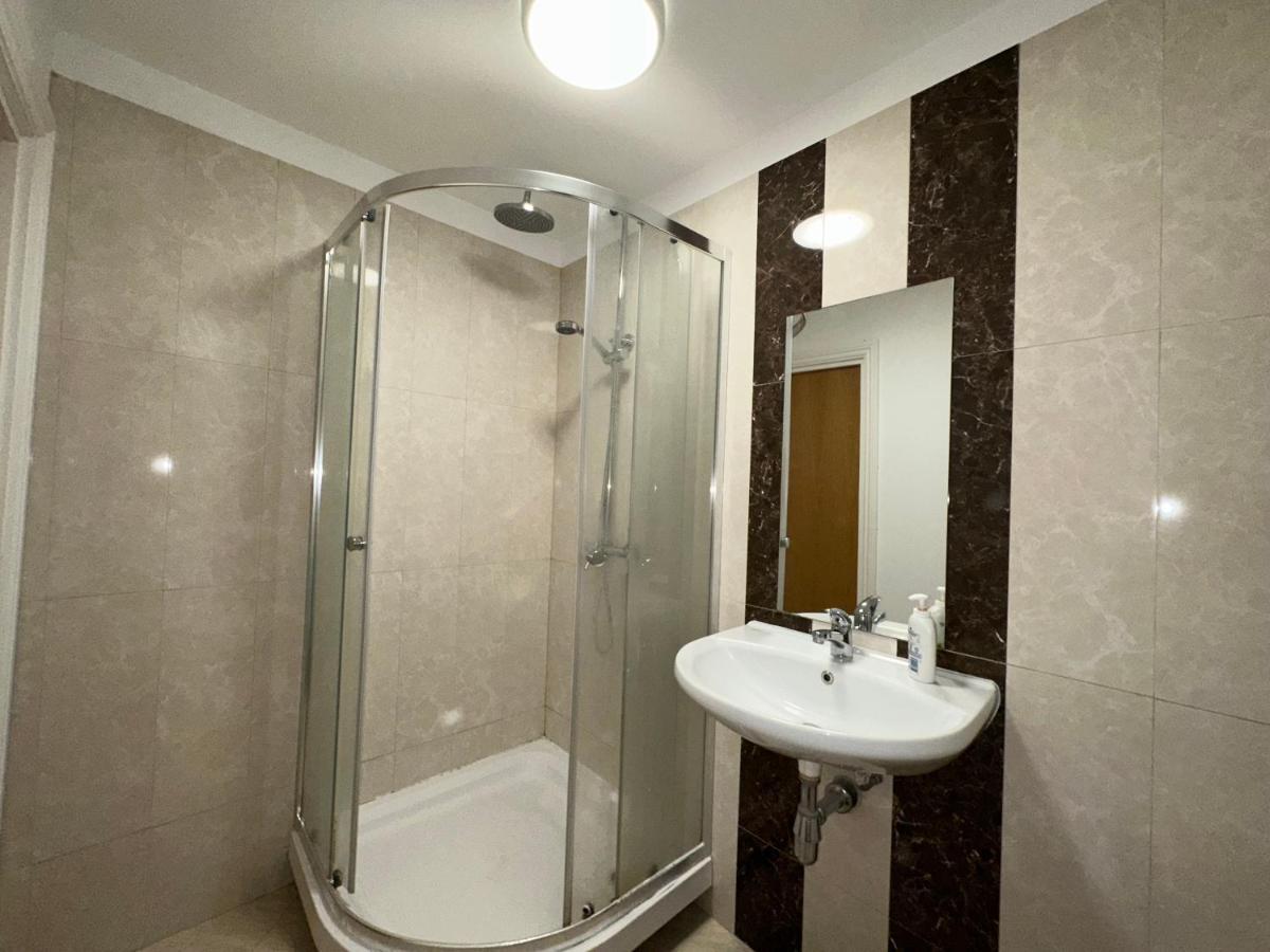 North London A Spacious 7 Bedroom House Accommodating Up To 18 People Complete With Own Gym And Table Tennis מראה חיצוני תמונה