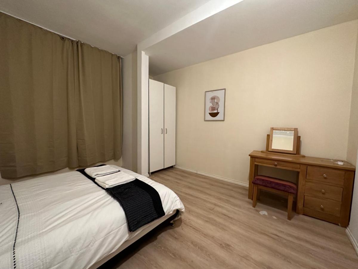 North London A Spacious 7 Bedroom House Accommodating Up To 18 People Complete With Own Gym And Table Tennis מראה חיצוני תמונה