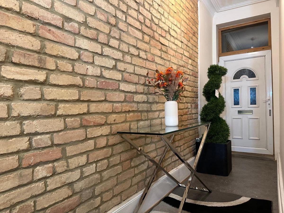 North London A Spacious 7 Bedroom House Accommodating Up To 18 People Complete With Own Gym And Table Tennis מראה חיצוני תמונה