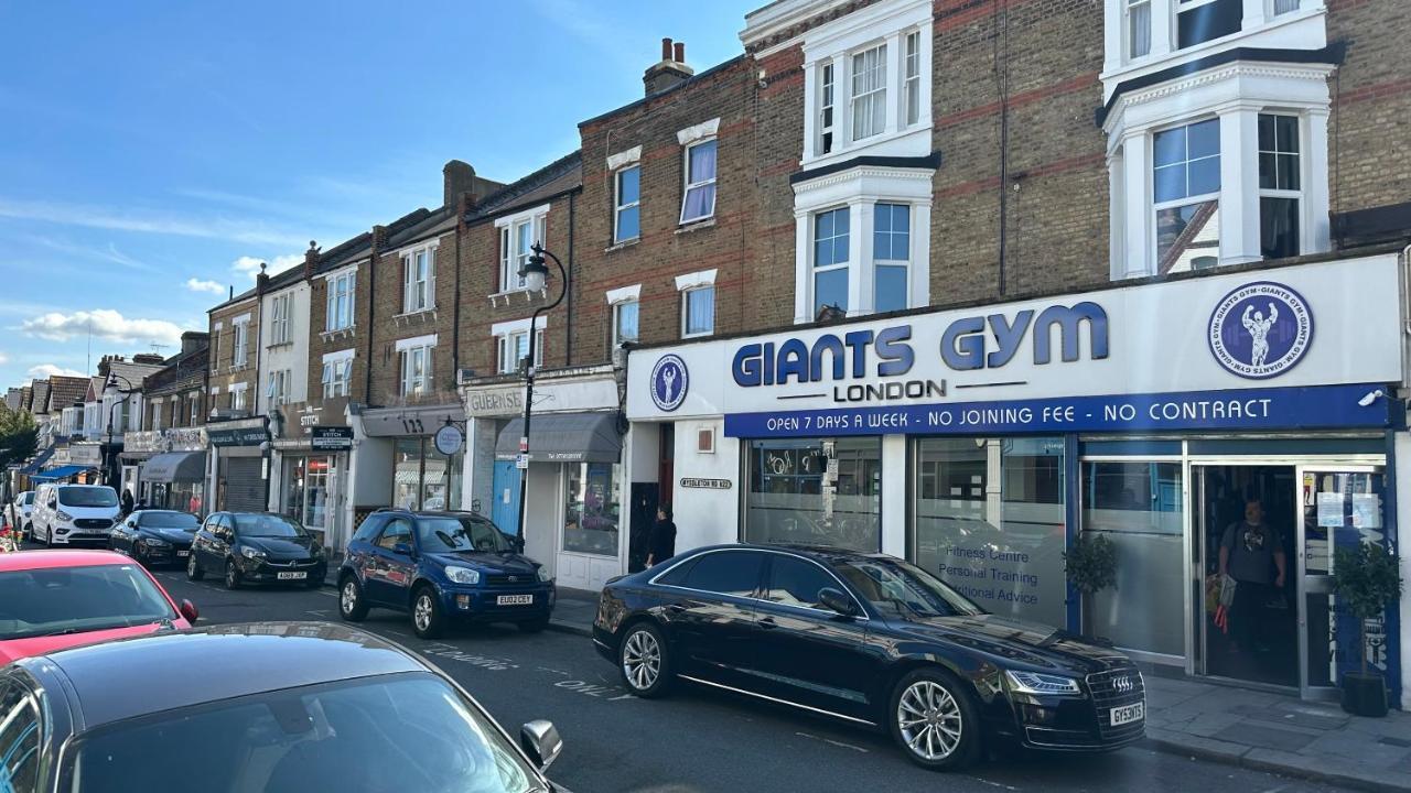 North London A Spacious 7 Bedroom House Accommodating Up To 18 People Complete With Own Gym And Table Tennis מראה חיצוני תמונה