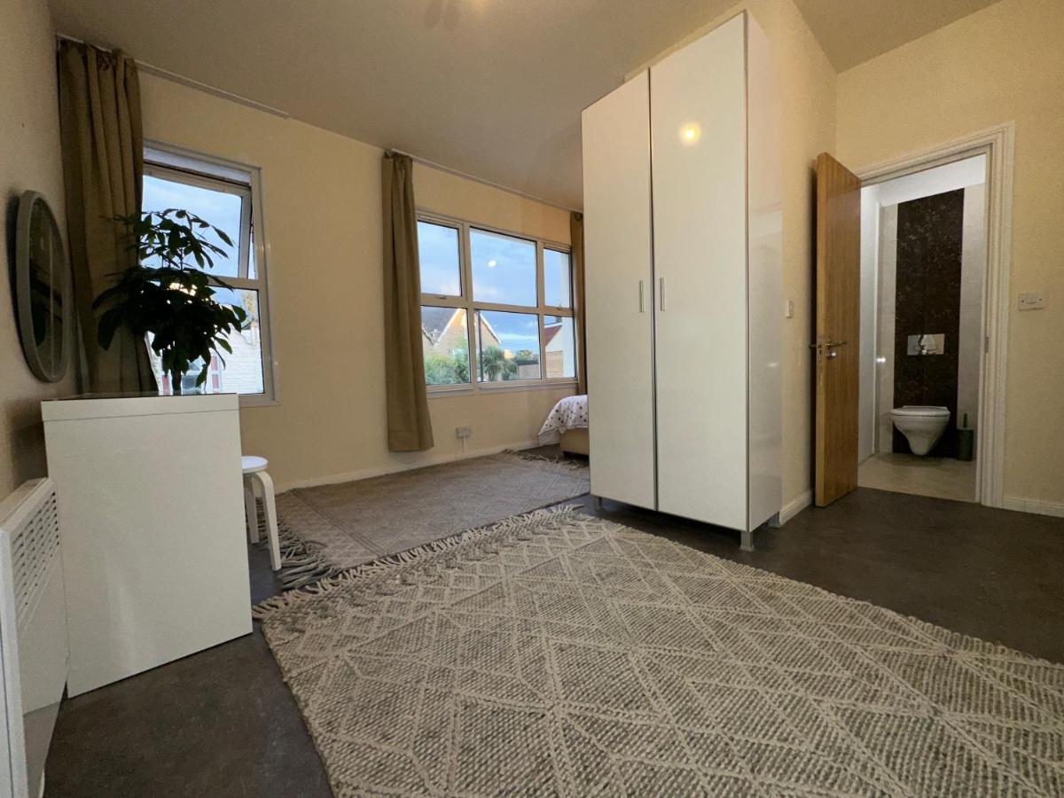 North London A Spacious 7 Bedroom House Accommodating Up To 18 People Complete With Own Gym And Table Tennis מראה חיצוני תמונה