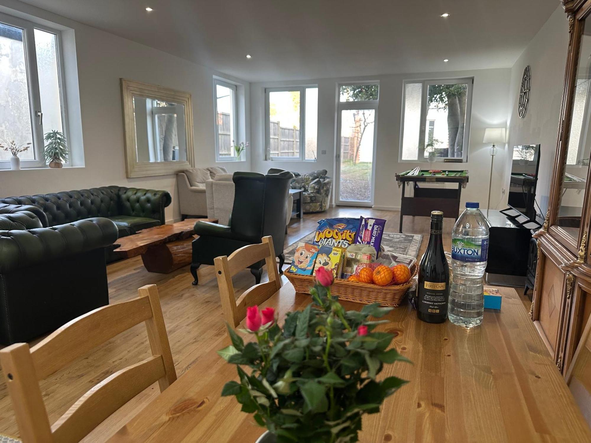North London A Spacious 7 Bedroom House Accommodating Up To 18 People Complete With Own Gym And Table Tennis מראה חיצוני תמונה