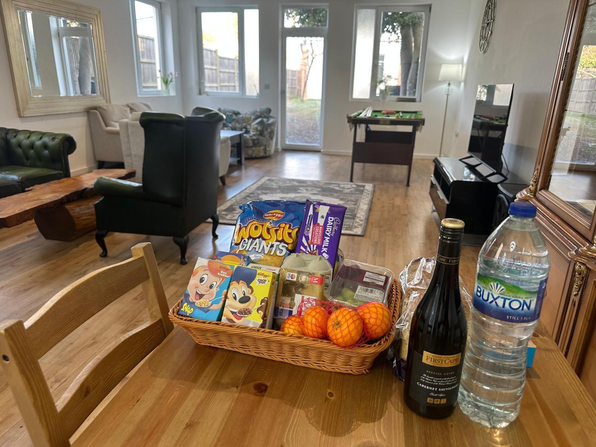 North London A Spacious 7 Bedroom House Accommodating Up To 18 People Complete With Own Gym And Table Tennis מראה חיצוני תמונה